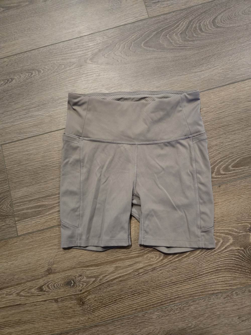 Calia High-Waist Bike Shorts in Light Gray/brown